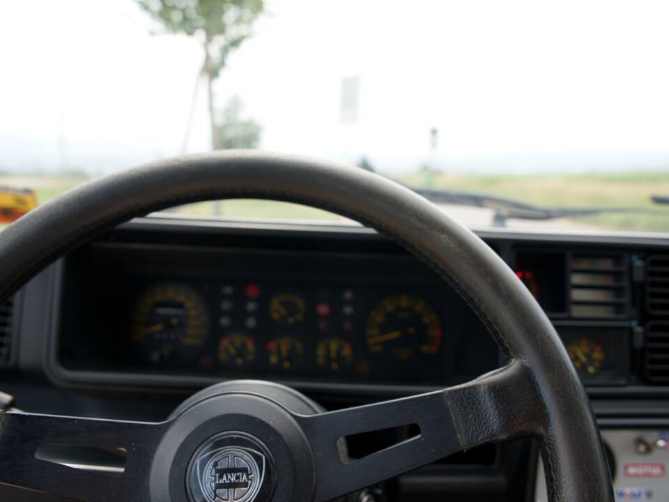 Image 33/47 of Lancia Delta HF Integrale (1988)