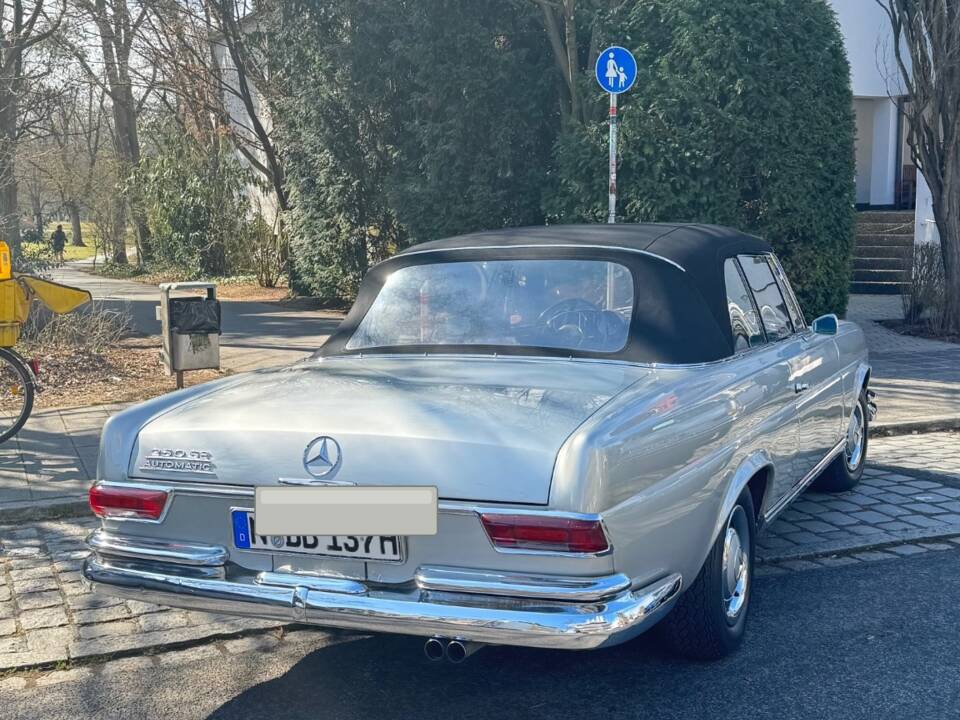 Image 6/37 de Mercedes-Benz 250 SE (1966)
