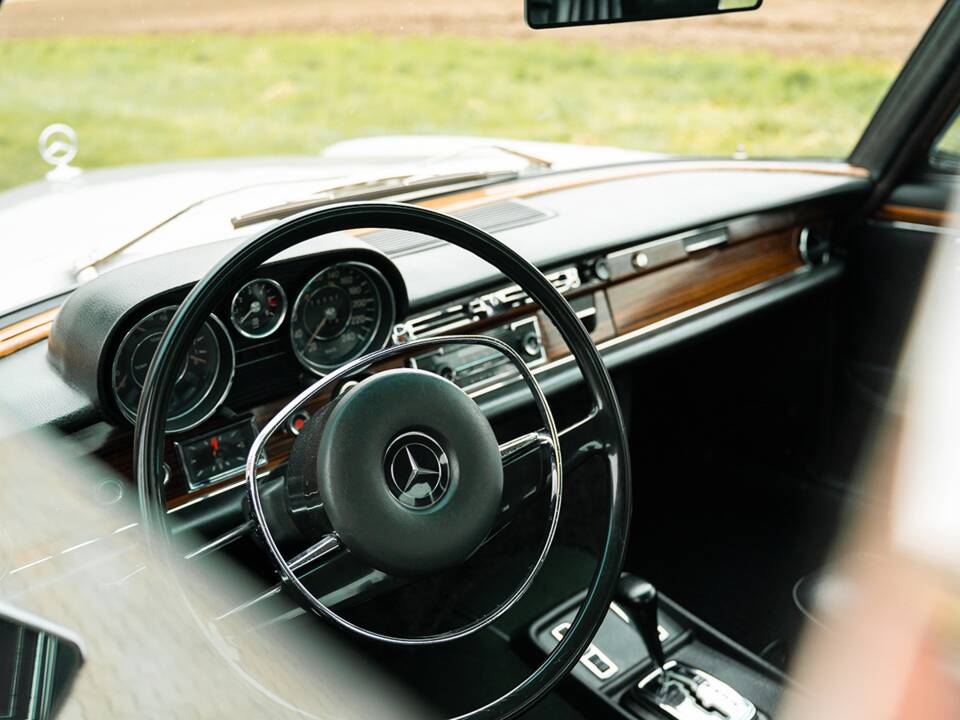 Image 33/50 of Mercedes-Benz 300 SEL 6.3 (1970)
