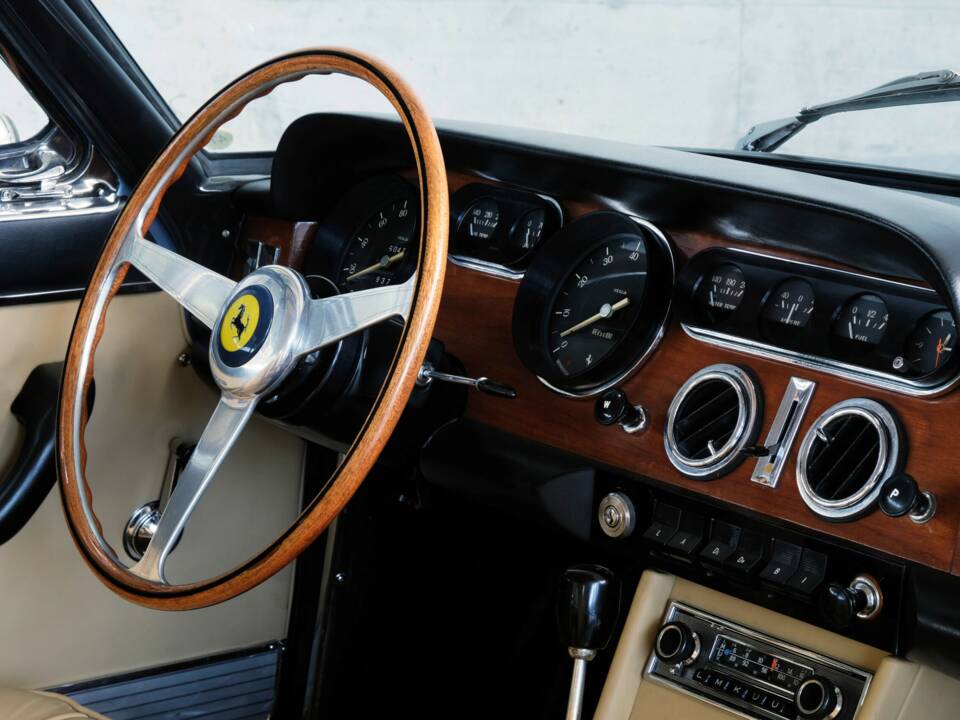 Image 34/50 of Ferrari 330 GT 2+2 (1964)