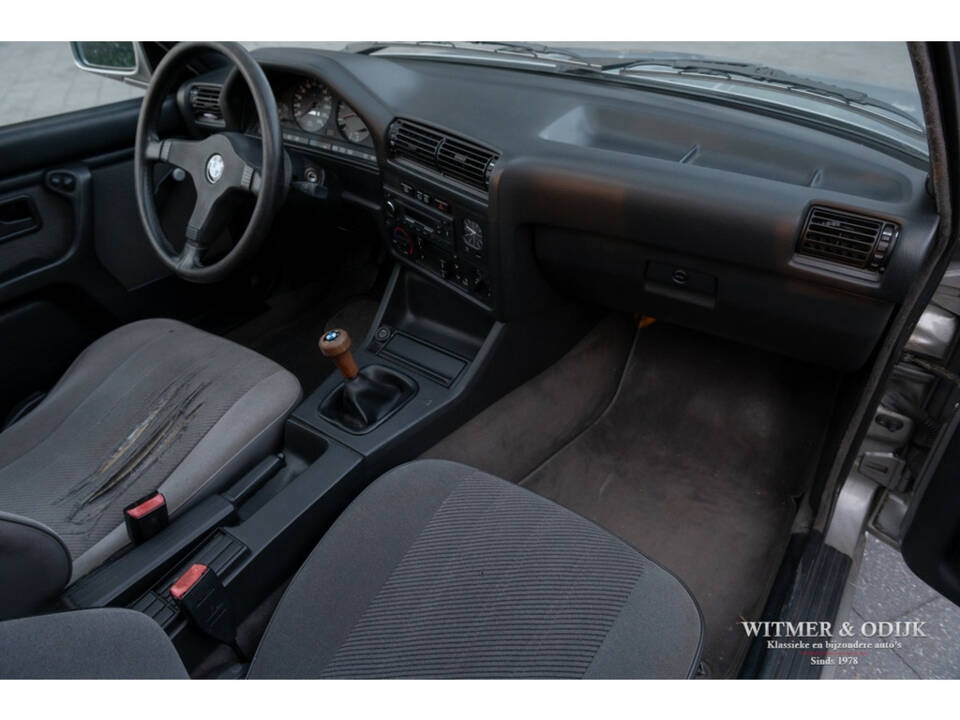 Image 48/50 de BMW 320i Touring (1989)