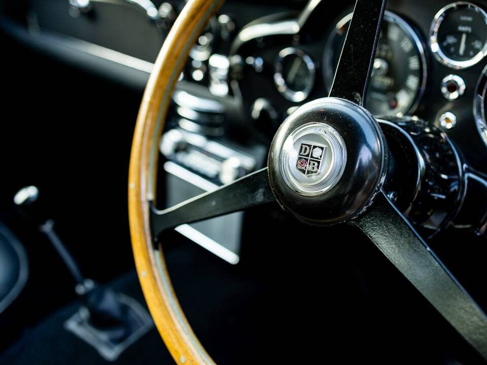 Bild 28/43 von Aston Martin DB 6 Vantage (1967)
