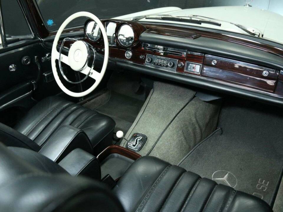 Image 18/30 of Mercedes-Benz 250 SE (1966)