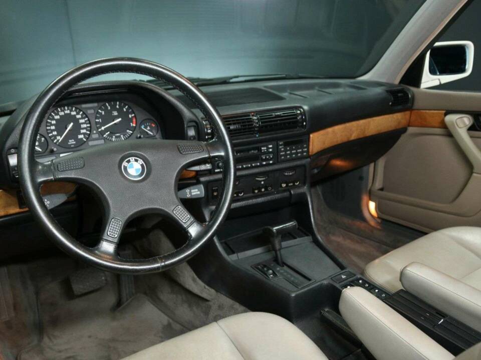 Image 13/30 de BMW 735i (1987)