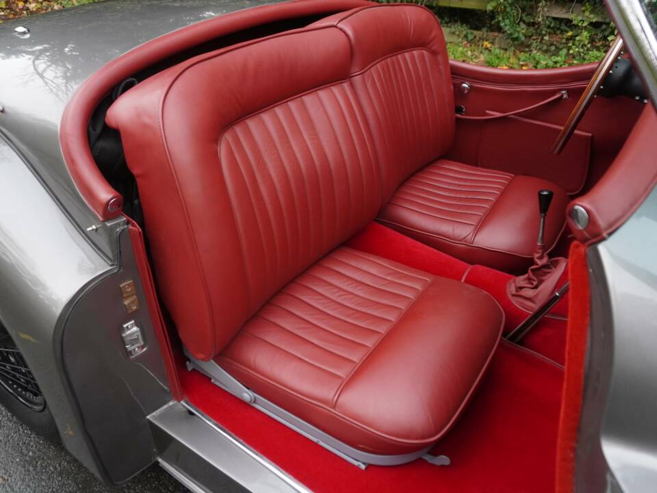 Image 13/19 of Jaguar XK 120 OTS (1952)