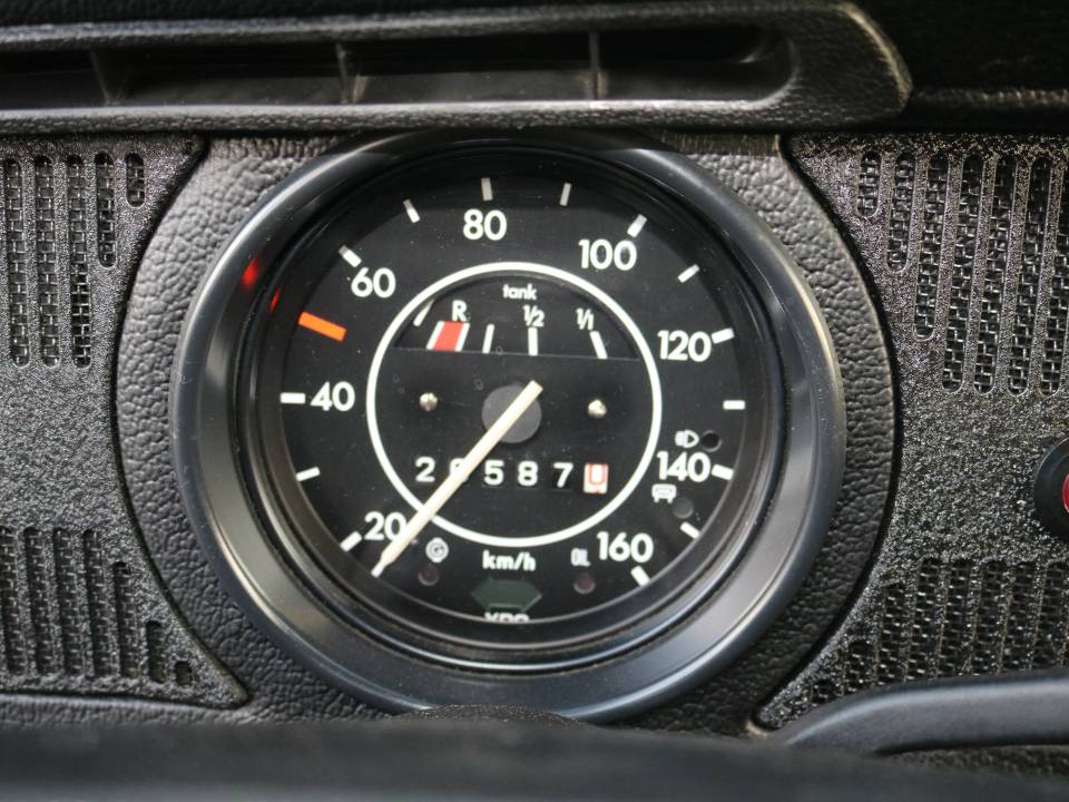 Immagine 28/50 di Volkswagen Käfer 1200 Jubiläumsmodell (1985)