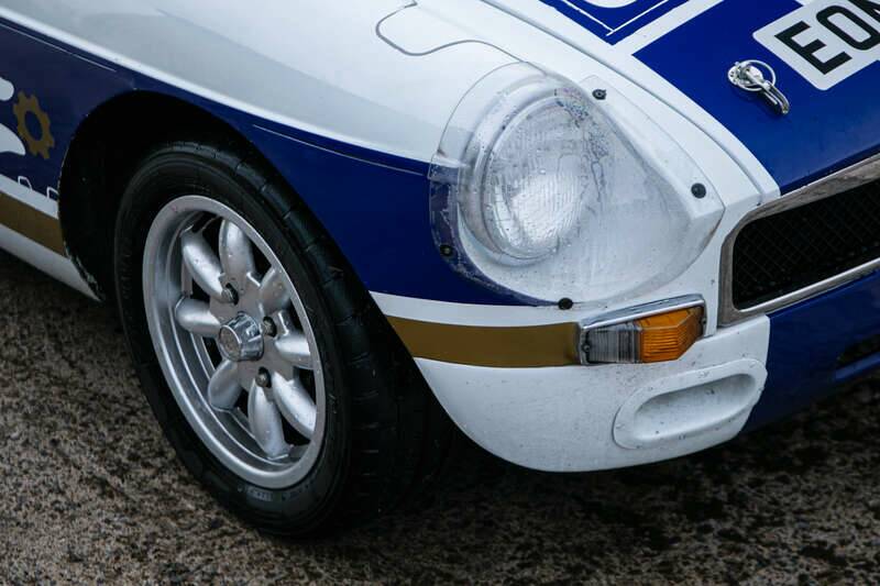 Image 33/42 of MG MGB GT (1972)