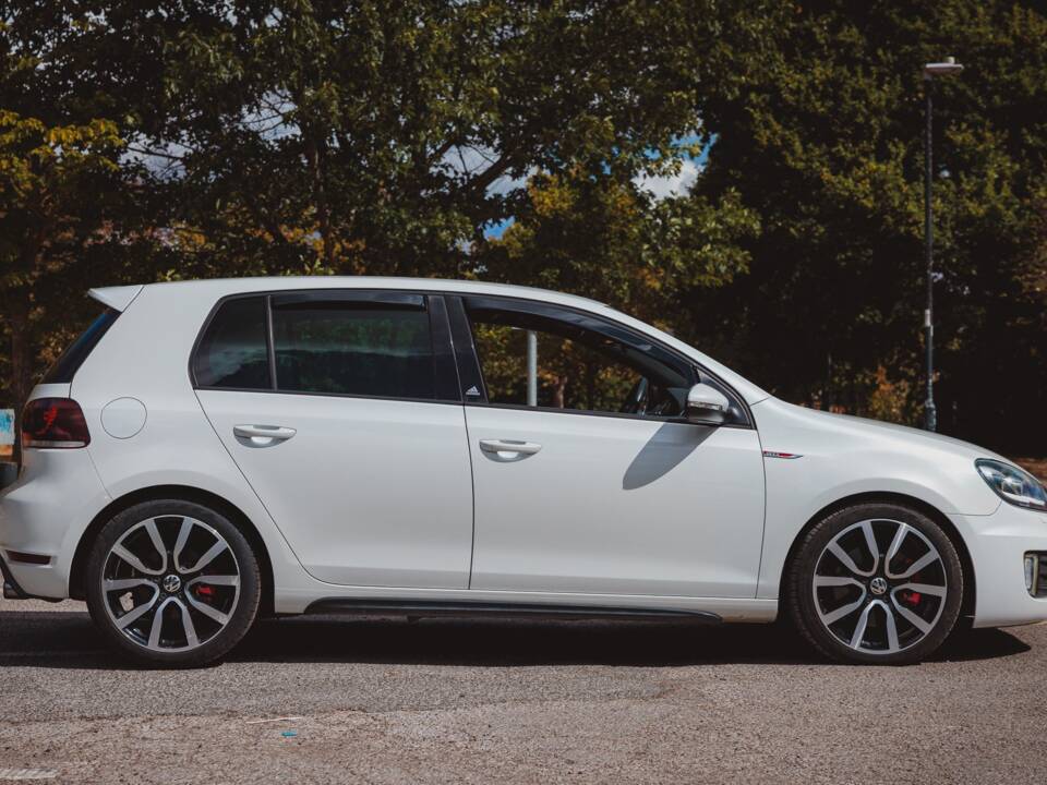 Imagen 2/42 de Volkswagen Golf VI GTI (2011)