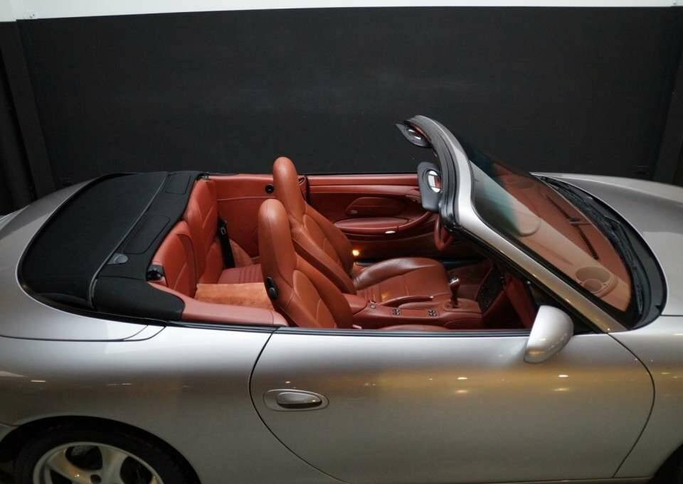 Immagine 33/50 di Porsche 911 Carrera 4 (2001)