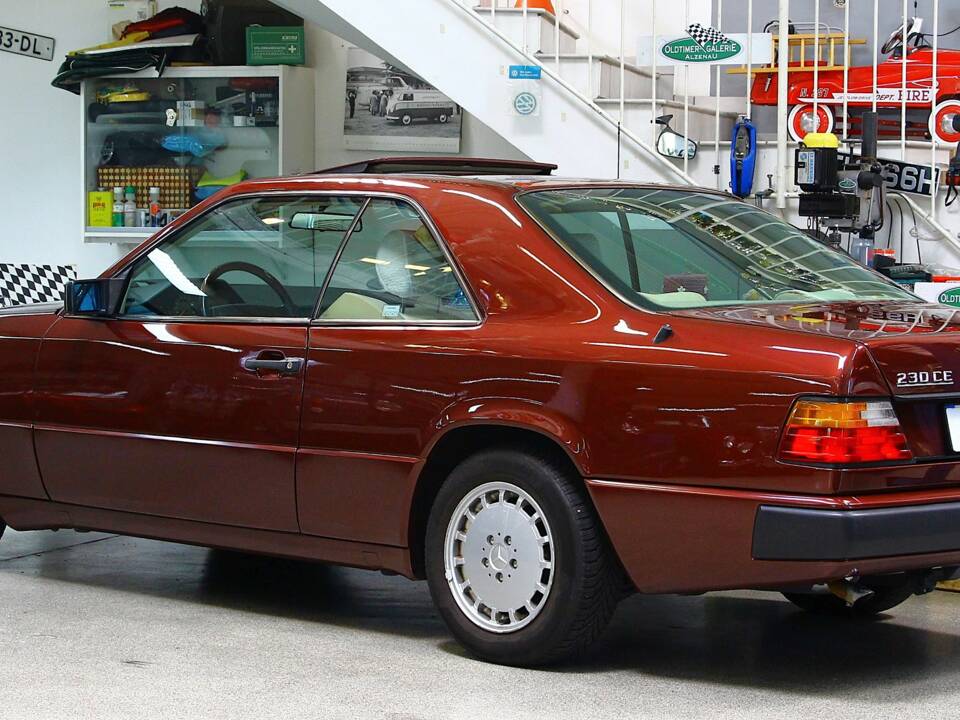 Image 6/15 of Mercedes-Benz 230 CE (1988)