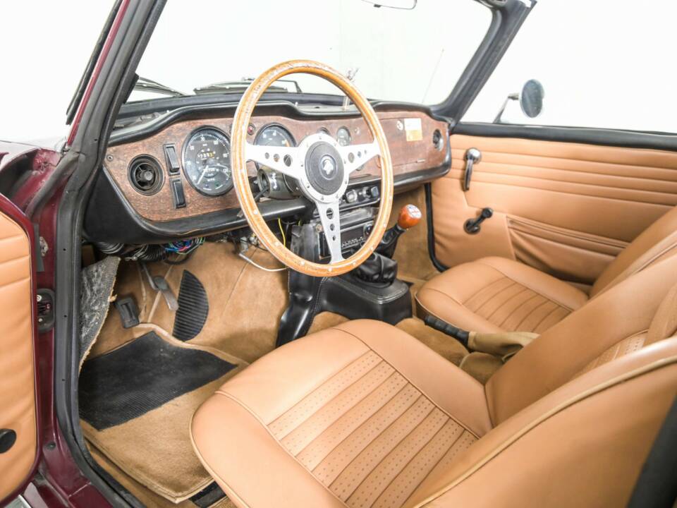 Image 16/50 of Triumph TR 6 PI (1969)