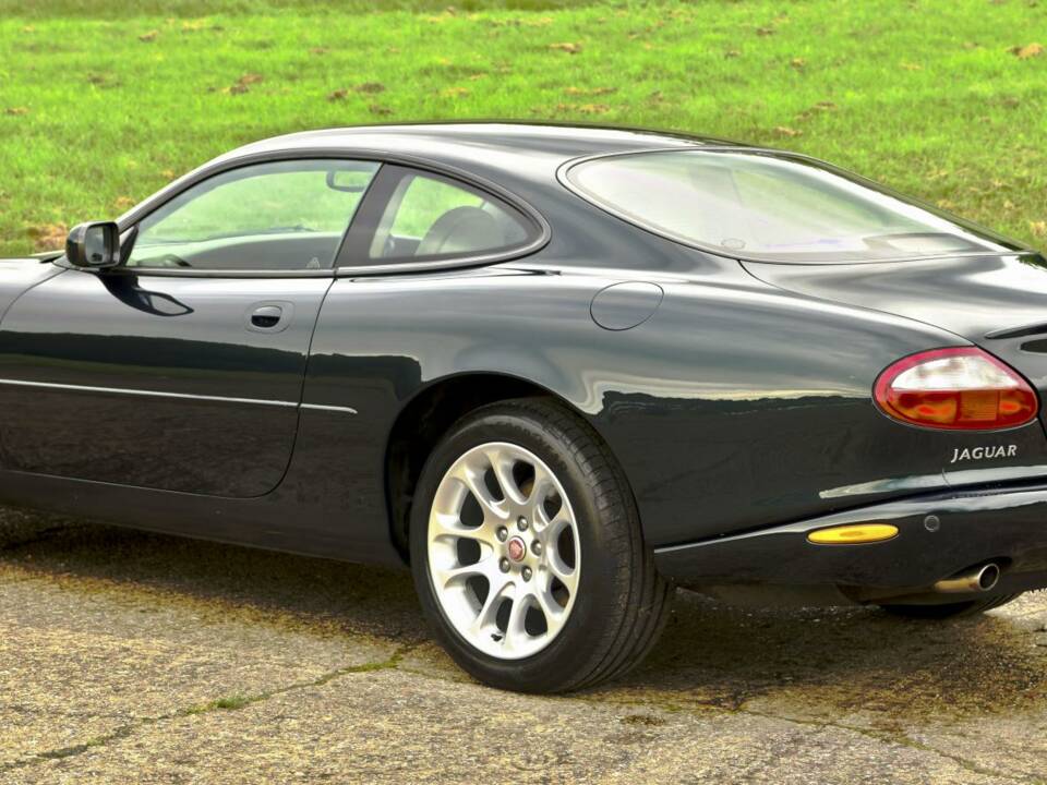 Image 12/50 de Jaguar XKR (2000)