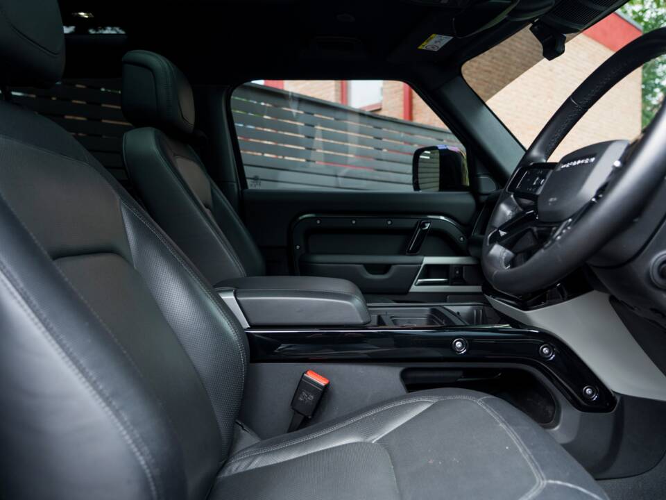 Image 38/61 de Land Rover Defender 110 D200 AWD (2023)