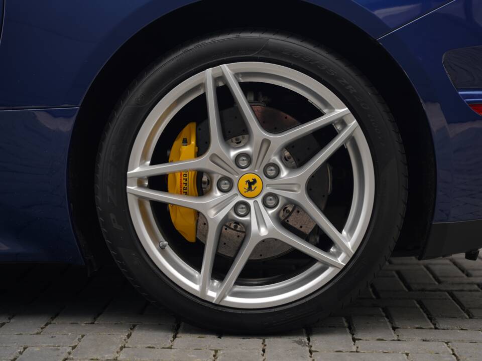 Bild 50/50 von Ferrari California T (2016)