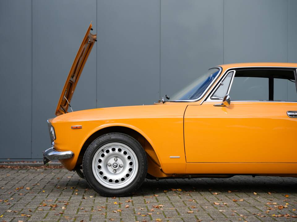 Image 3/38 of Alfa Romeo Giulia GT 1300 Junior (1968)