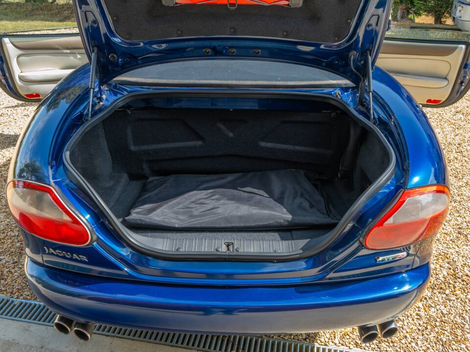 Image 21/50 of Jaguar XKR (2000)