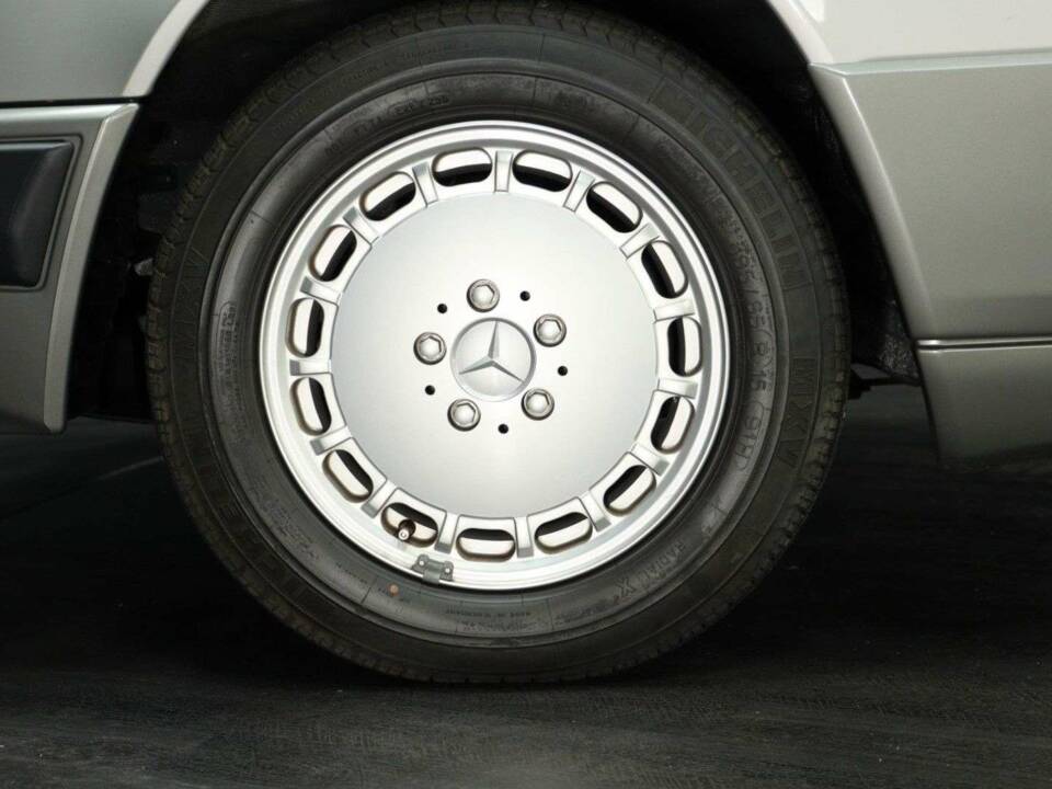 Afbeelding 50/50 van Mercedes-Benz 230 CE (1988)