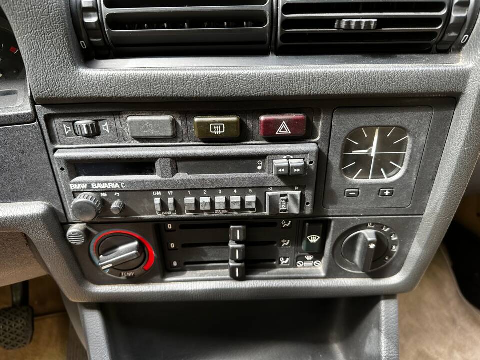 Afbeelding 13/17 van BMW 325i (1987)