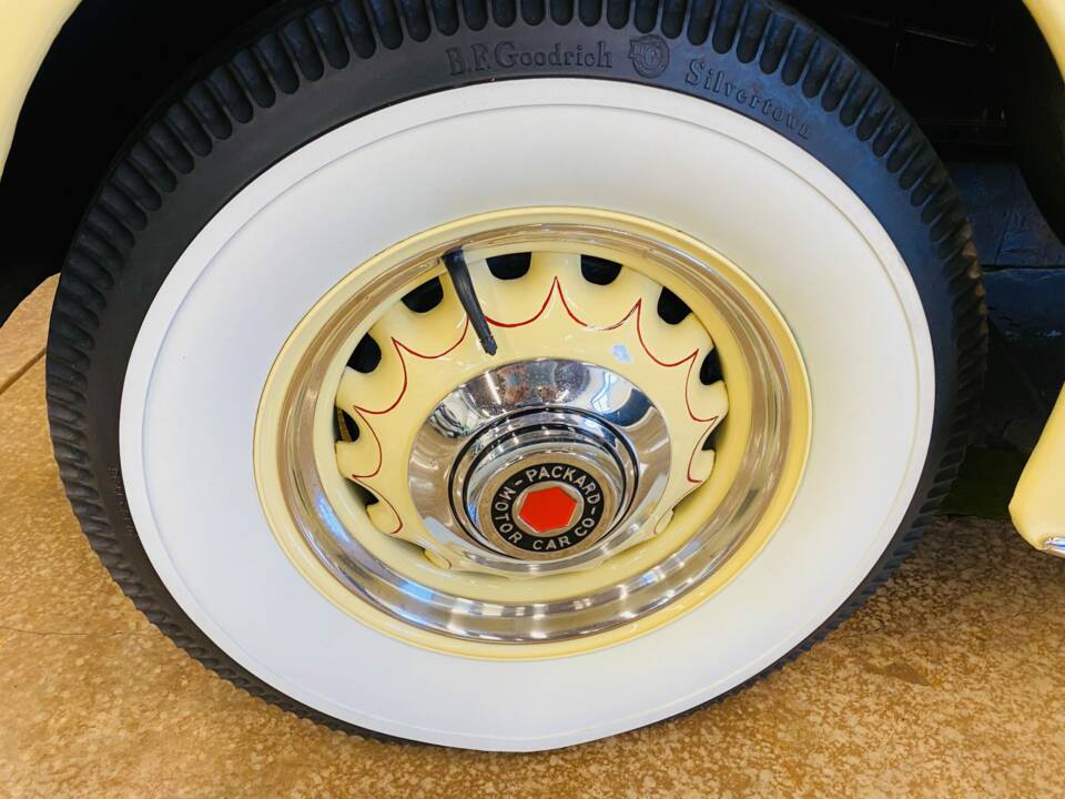 Image 13/75 of Packard One-Twenty (1936)