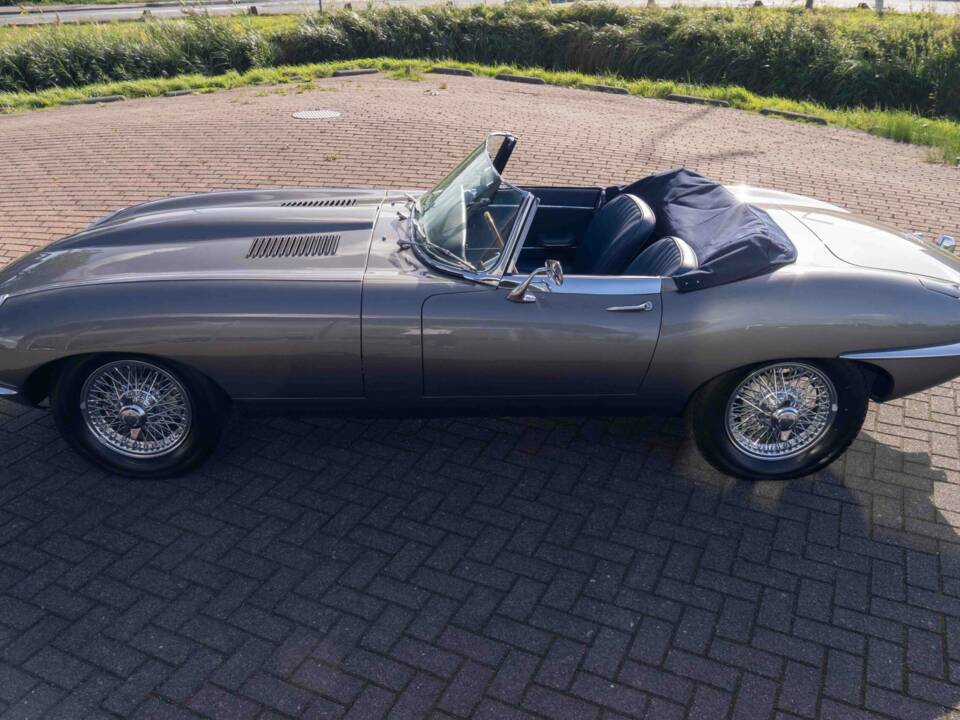 Image 3/6 of Jaguar E-Type 4.2 (1965)