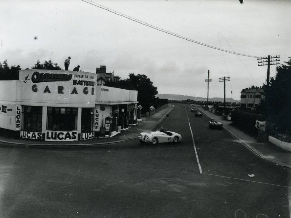 Image 13/50 of Jaguar XK 120 OTS (1950)