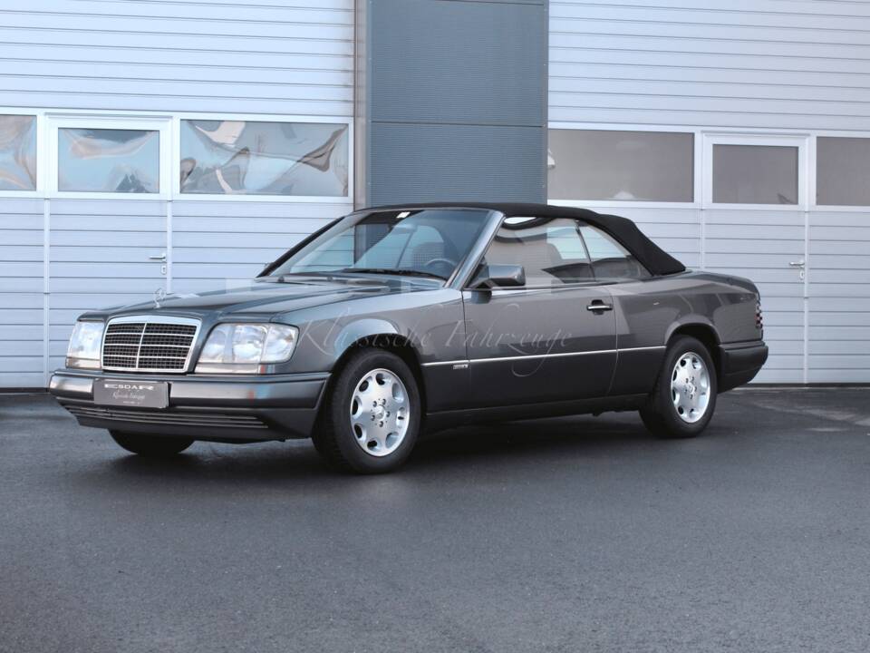 Bild 1/31 von Mercedes-Benz E 200 (1996)