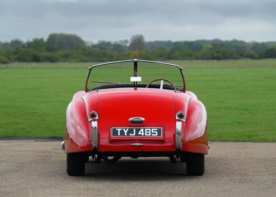 Image 13/37 of Jaguar XK 120 SE OTS (1954)