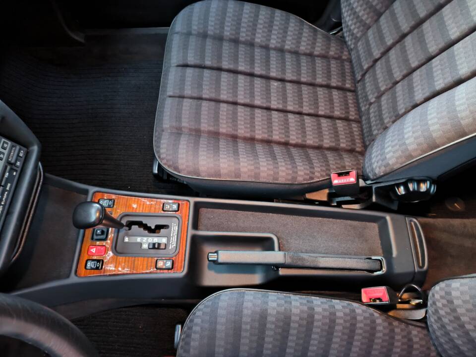 Image 49/78 de Mercedes-Benz 190 E 1.8 (1992)