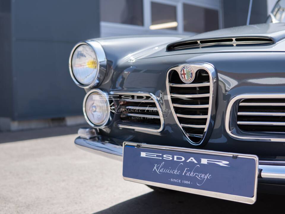 Image 10/31 of Alfa Romeo 2600 Spider (1963)
