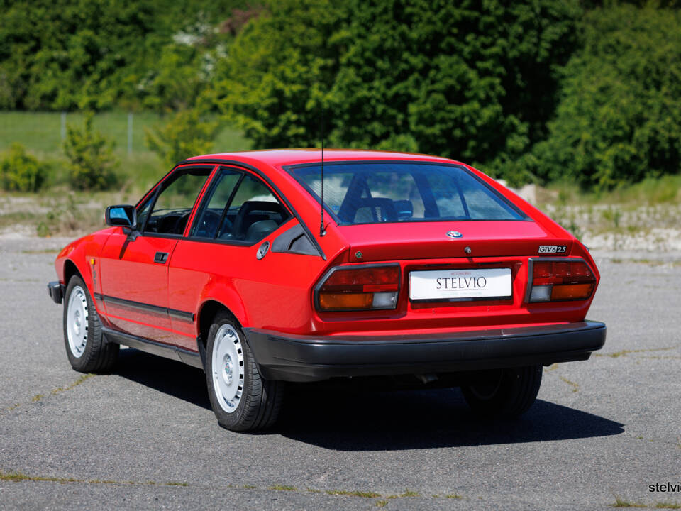 Imagen 8/36 de Alfa Romeo GTV 6 2.5 (1986)