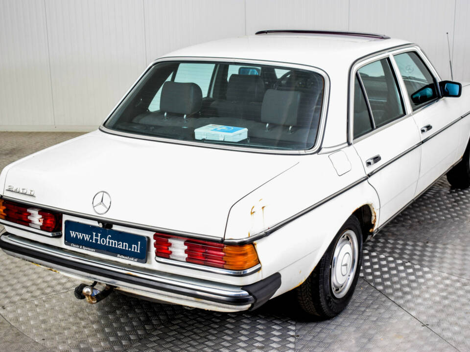 Immagine 30/46 di Mercedes-Benz 240 D (1982)