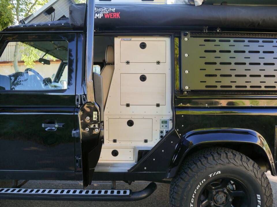 Image 24/50 of Land Rover Defender 110 (1900)