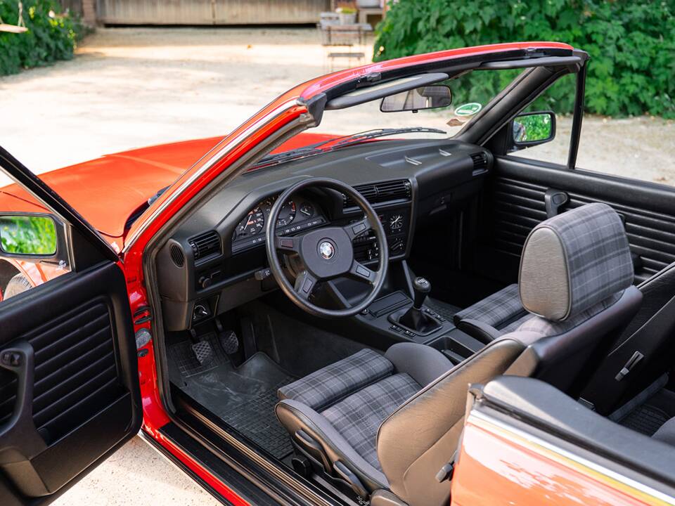 Immagine 16/33 di BMW 318i (1991)
