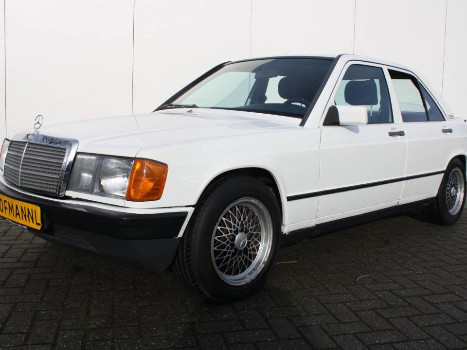 Image 1/12 of Mercedes-Benz 190 E 2.0 (1984)