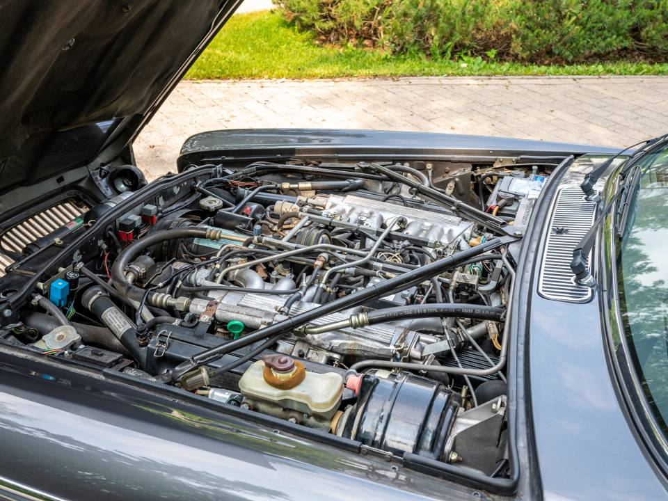 Image 13/42 of Daimler Double Six (1989)