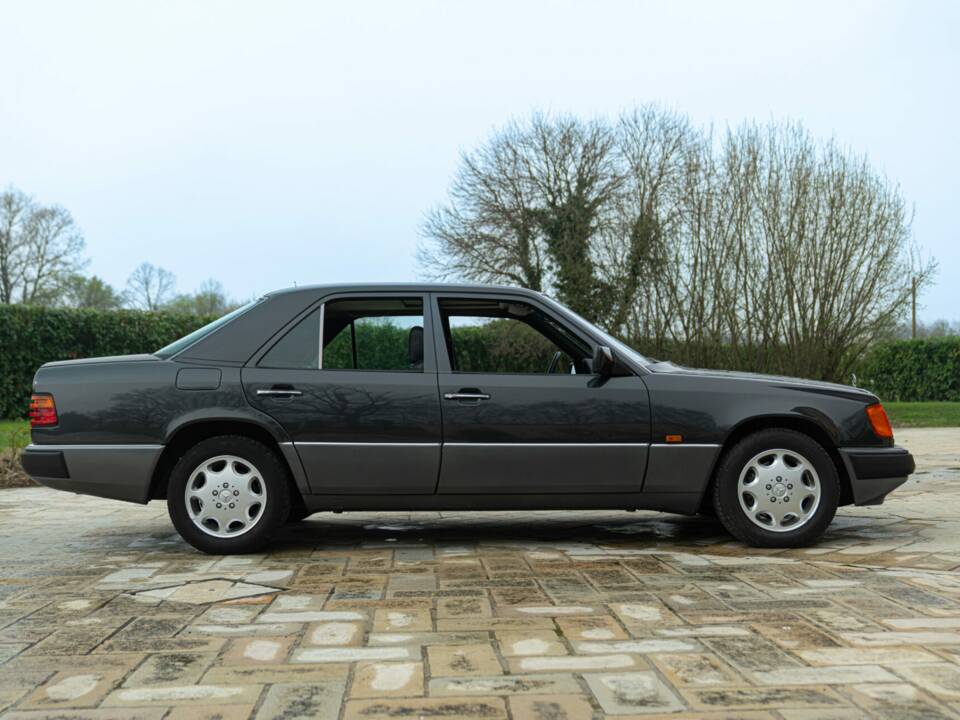 Bild 4/49 von Mercedes-Benz 320 E (1993)