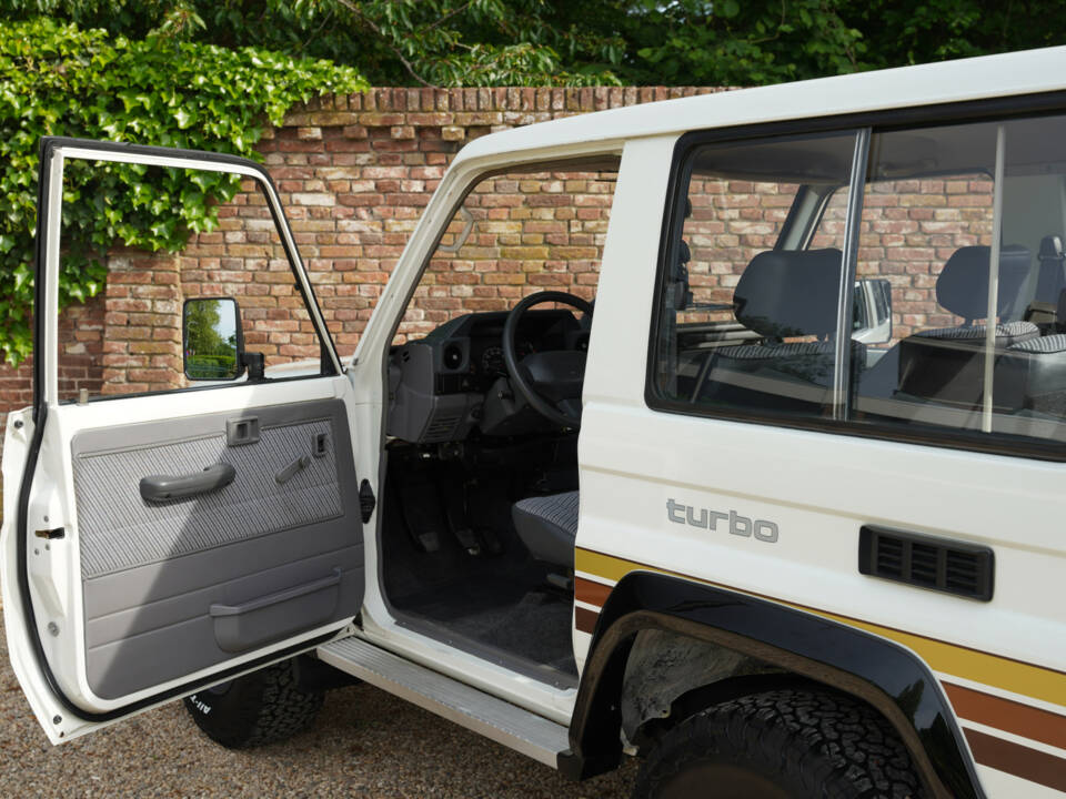 Immagine 13/50 di Toyota Land Cruiser 2.4 LX Turbo (1992)
