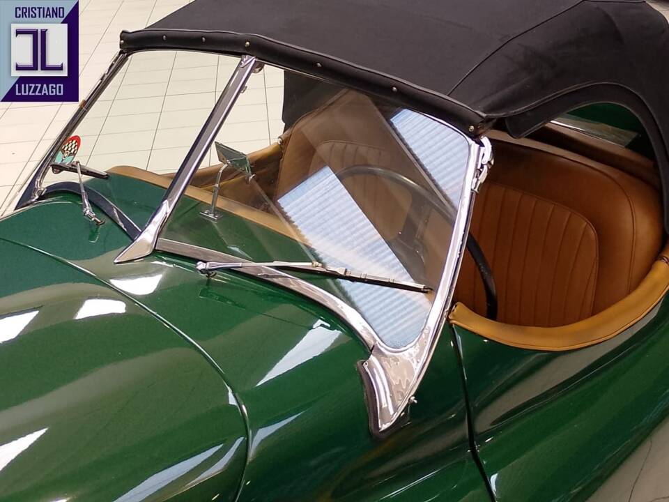 Image 24/57 of Jaguar XK 120 SE OTS (1953)