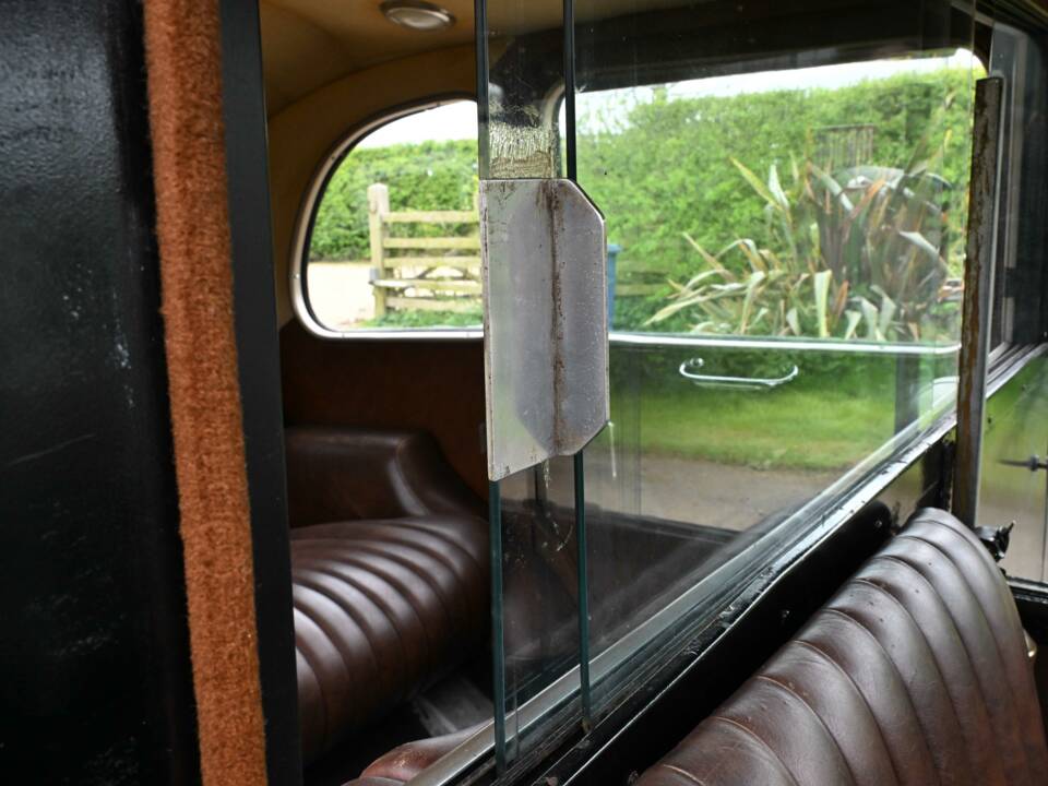 Image 24/40 of Austin FX 3 London Taxi (1957)