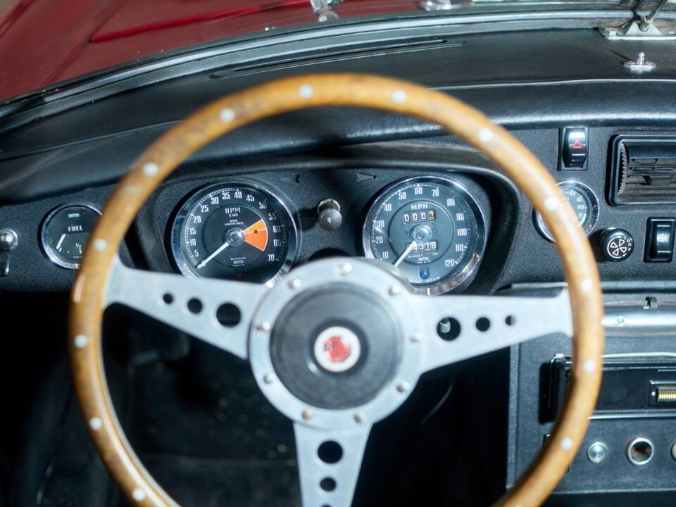 Image 26/27 of MG MGB GT (1972)