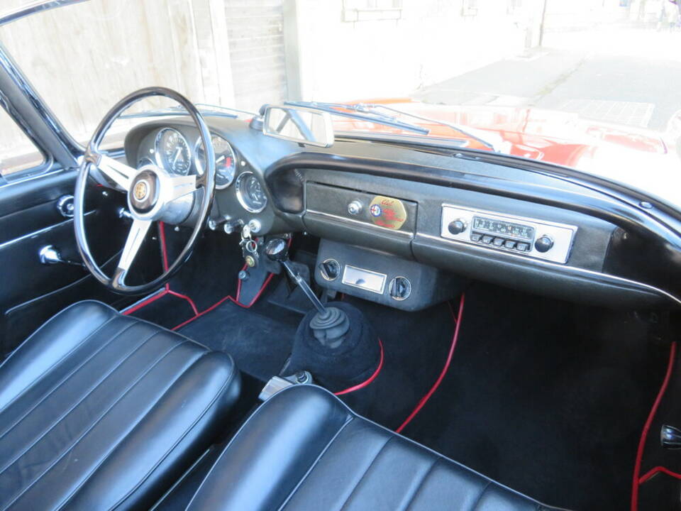 Image 12/21 of Alfa Romeo 2600 Spider (1966)