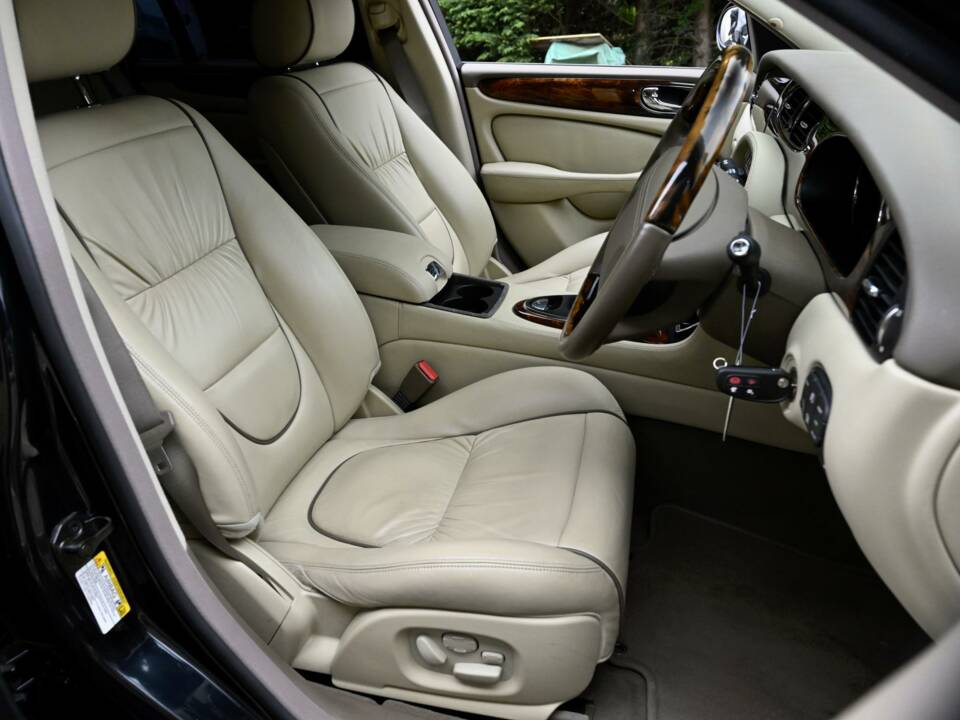 Image 26/50 of Jaguar XJ 8 4.2 (2006)