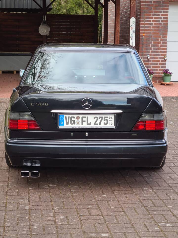 Image 2/26 de Mercedes-Benz E 500 Limited (1994)