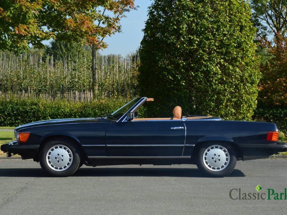 Image 2/50 de Mercedes-Benz 380 SL (1982)