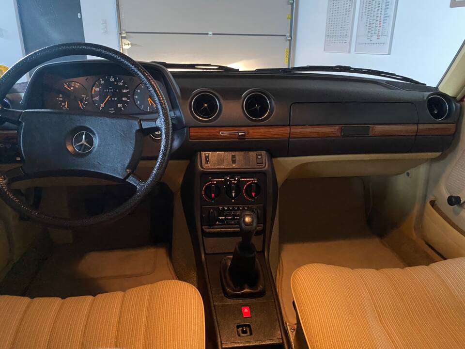 Image 39/100 of Mercedes-Benz 300 D (1983)