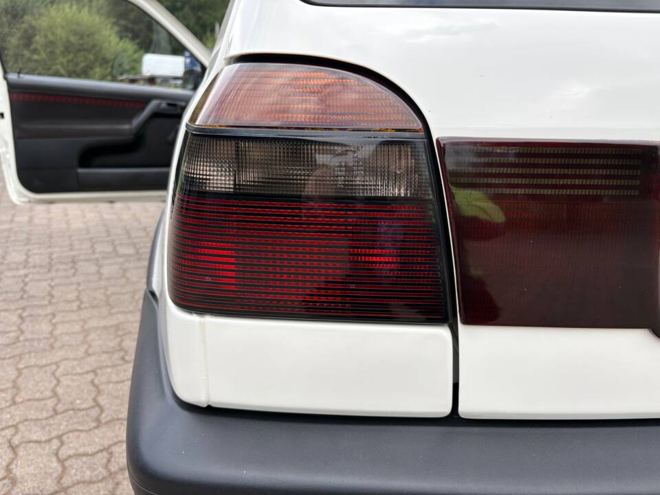 Immagine 15/26 di Volkswagen Golf III 1.8 (1993)