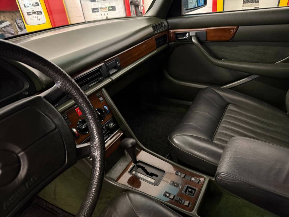 Image 10/19 of Mercedes-Benz 280 SEL (1983)