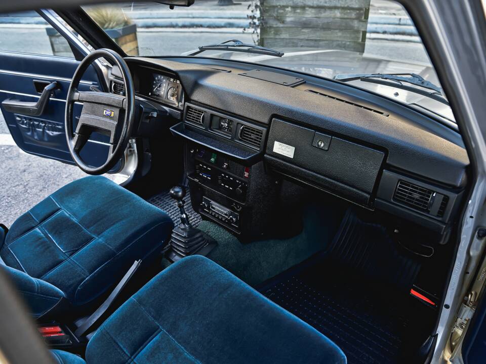 Image 18/38 de Volvo 244 DLS (1977)