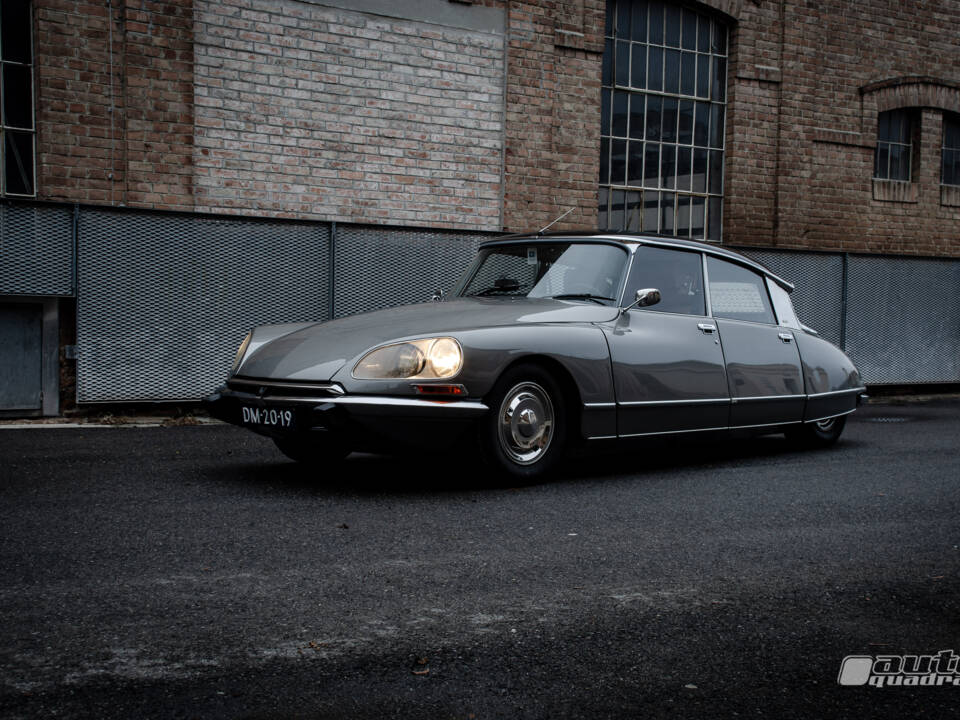 Image 2/10 of Citroën DS 21 Pallas (1972)