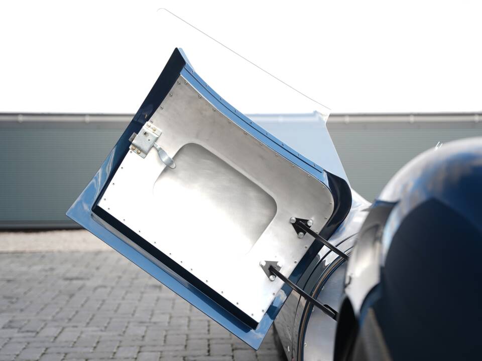 Image 15/50 of Lister Knobbly (1958)